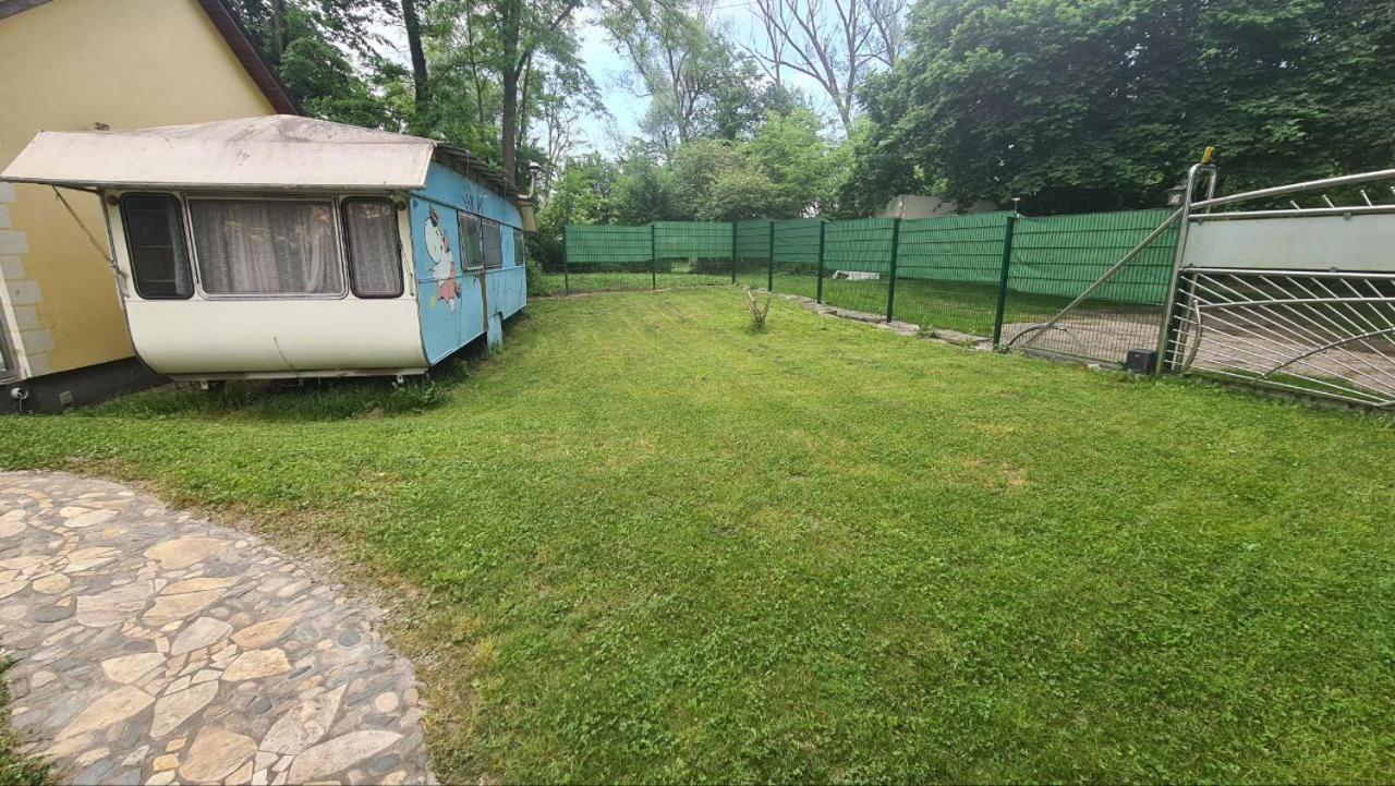 Geraumiger Wohnwagen Unter Baumen Neben Mur-Stausee Feldkirchen bei Graz Exterior foto